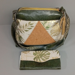 Photo de galerie - Ensemble sac bandoulière et portefeuille. Création artisanale sur demande et sur mesure 