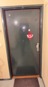 Photo de galerie - Pose d’une cornière anti-pince et d’une poignée blindée 