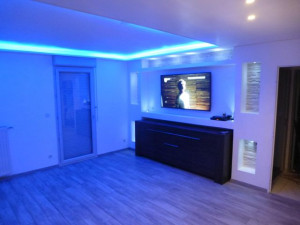 Photo de galerie - Meuble télé en placo avec niche, faux plafond avec ruban led,parquet 