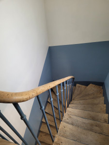 Photo de galerie - Peinture  dans sur cage d escalier  à  Paris en deux couleurs 
Sous bassement  bleu,et blanc cassé  partie haute . l escalier  en vitrification  incolore. 