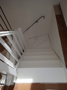 Photo de galerie - Peinture d'un escalier neuf.