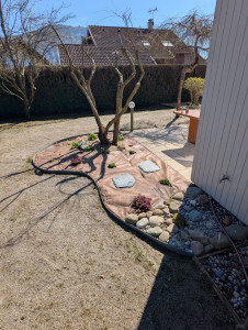 Photo de galerie - Création de massif de plantes vivaces , pas japonais , et faux puits 