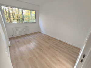 Photo de galerie - Pose d'un parquet stratifié et mise en peinture mur et plafond 