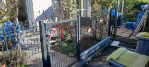 Photo de galerie - Réalisation clôture en grillage rigide avec soubassement béton et portillon