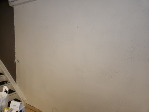 Photo de galerie - 2/ enduire le mur pour recouvrir la gouttelette 