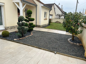 Photo de galerie - Création d’un massif et d’une allée gravillonner 