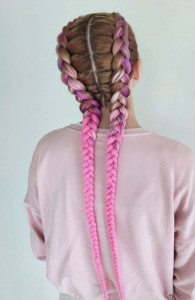 Photo de galerie - Deux nattes avec rajouts rose