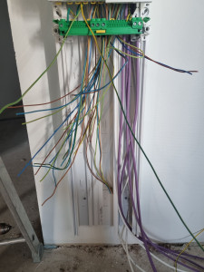 Photo de galerie - Mise en place de la GTL 
Repérage et identification des circuits
Compartimentage de la GTL pour pa séparation du courant fort/faible.