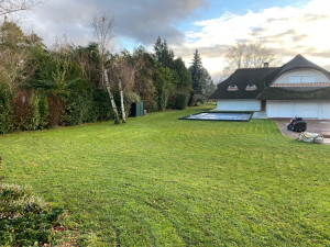 Photo de galerie - Tonte d’une parcelle de 1200m2.