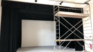 Photo de galerie - Rideau avant scène plus écran de cinéma salles des fêtes  Toulouse