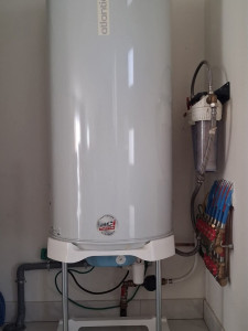 Photo de galerie - Installation d’un chauffe-eau électrique Atlantic, posé sur trépied pour assurer un support stable. Raccordement de la plomberie, vérification de l’installation et mise en service.
Vous souhaitez remplacer votre ballon ou en installer un nouveau ?
