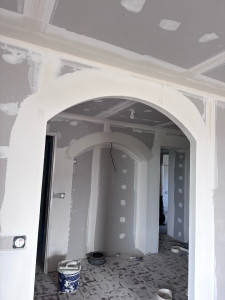 Photo de galerie - Réalisation de bande à joints en 3 passes dans une maison complète ainsi que les arche avec bande spéciale Archflex pour les arches