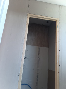 Photo de galerie - Création d'une cloison d'angle avec porte pour W.C séparé 