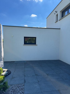 Photo de galerie - Nettoyage et traitement façade avec mousse verte et pollution.