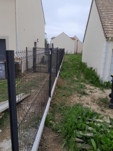 Photo de galerie - Installer un grillage de clôture rigide