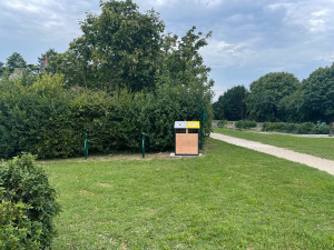 Photo de galerie - Pose de 7 portes vélo , de 3 poubelles de trie , et 3 distributeur pour chien  à différent endroit de la commune . quelles plaisirs :-))