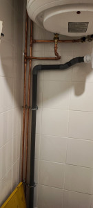 Photo de galerie - Installation d'un chauffe eau et alimentation eau froide et eau chaude ainsi que l'évacuation 