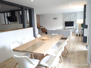Photo de galerie - Réaménagement et décoration complète d'une pièce de vie avec création d'un bar de séparation cuisine séjour, peinture tapisserie fixation de télé réajustement des prises électriques pose de parquet et création de l'escalier pour l'étage.