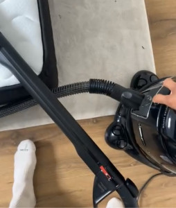 Photo de galerie - Je propose un nettoyage en profondeur à l’aspirateur professionnel, qui élimine les acariens, les taches et les mauvaises odeurs. Résultat immédiat, sans produits chimiques et sans séchage nécessaire.