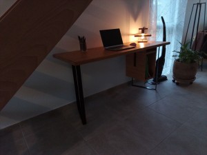Photo de galerie - Création d'un bureau en cèdre avec pied métallique + caisson de rangement 