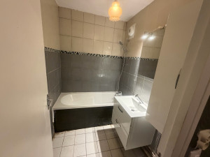 Photo de galerie - Change une baignoire et lavabo, miroir 