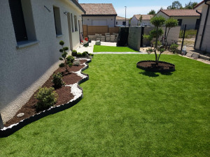 Photo de galerie - Pose de gazon synthétique et massif de plantes