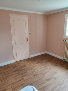 Photo de galerie - Pose de papier peint, peinture porte 
pose des plinthes 
pose du lino 
et voilà une chambre tout propre ? il manque juste le lit ?