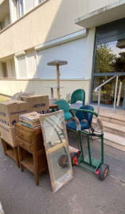Photo de galerie - ​Chargement du camion en cours. Meubles et cartons prêts pour le départ !