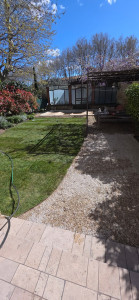 Photo de galerie - Pose de gazon en plaque avec finition et graviers.