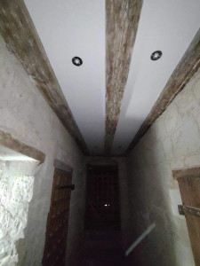 Photo de galerie - Passage de câbles, encastrement des gaines au sol avec PVC pour la pose de spots au sol  ainsi que la création d'éclairage avec des spots encastrés dans le placo de la cave de notre client .