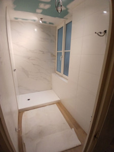 Photo de galerie - Pose de carrelage pour douche avec finitions soignées et travail précid.