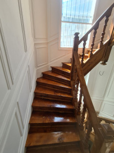 Photo de galerie - Ponçage de escaliers en bois,  et application de vernis protection 