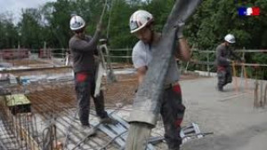 Photo de galerie - Pose chape, dalle, murette, mur, enduit façade, enduit murette, ceinture, fétage toiture, pignon, piscine béton, pose carrelage, faience, margelles, pose ipn, démolition