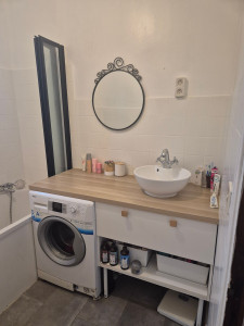 Photo de galerie - Création d'un emplacement machine à laver montage de meuble et retouche peinture