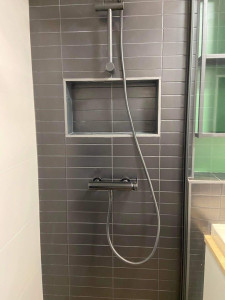 Photo de galerie - Ette salle de bain a été entièrement rénovée dans un style moderne et fonctionnel, alliant esthétique et confort d’utilisation. L’espace a été optimisé pour offrir une circulation fluide et un maximum de rangements.

La pièce est équipée d’une douche cont