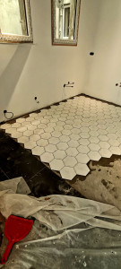 Photo de galerie - Pose de carrelage hexagonal en progression. Travail sur l’alignement et les découpes pour un rendu propre. Toujours motivé à apprendre et à collaborer avec des pros du métier.