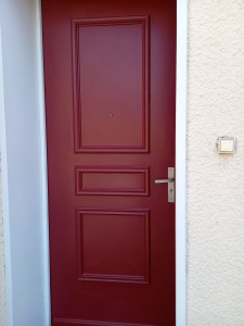 Photo de galerie - Peinture sur porte d'entrée aprés deux couche .....
