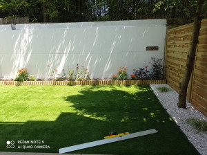 Photo de galerie - Gazon synthétique, création petit jardin 