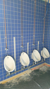 Photo de galerie - Installation des urinoirs dans une école 