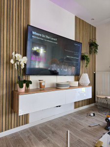Photo de galerie - Pose de meuble tv suspendu/ accroche de tv/ encastrement de spots au plafond et tapisserie imitation tasseaux 