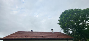 Photo de galerie - Nettoyage de toiture avec traitement anti-algues anti-mousse