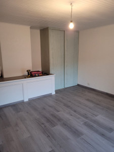 Photo de galerie - Rénovation sol et murs pose de placard avec portes coulissantes 