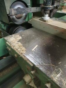 Photo de galerie - Réalisation d'un tenon avec une machine à bois de menuiserie 