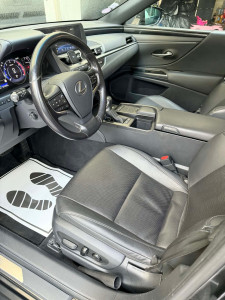 Photo de galerie - Aujourd’hui, j’ai eu le plaisir de redonner toute la beauté à ce Lexus ! Il a bénéficié d’un nettoyage et d’une hydratation du cuir ainsi que d’une désinfection intérieure pour une fraîcheur superbe ! ❤️