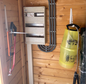 Photo de galerie - Création d’une alimentation pour un cabanon de jardin 