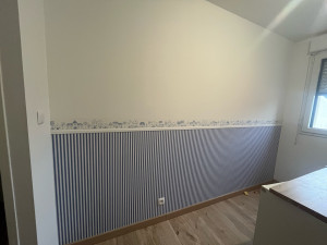 Photo de galerie - Mise en peinture blanche + papier peint et frise en soubassement pour cette chambre d’enfant 