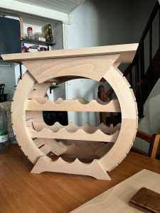 Photo de galerie - Fabrication d'un casier en bouteille. Le bois utilisé est issue d'ancien banc en mauvais état. Pour réalisé ce projet, j'ai crée une épure à l'échelle 1. Beaucoup de travail d'usinage, assemblage, collage et ponçage.