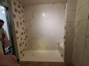 Photo de galerie - Création d une douche avec un banc 