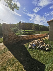 Photo de galerie - Réalisation d'un mur de clôture en pierre de la vallée du Lot, fournies par le client. 