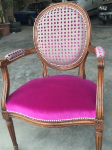 Photo de galerie - Fauteuille médaillon assise tissu en velours finition clous décoratifs 